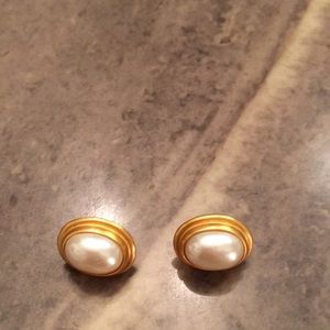 Gold earrings with pearls